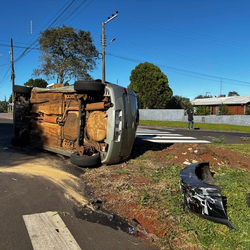 Veículo tomba após colisão no Bairro São Luiz, em São Miguel do Oeste
