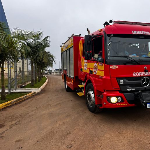 SMO: Mulher é socorrida após ficar com mão presa em máquina de frigorífico