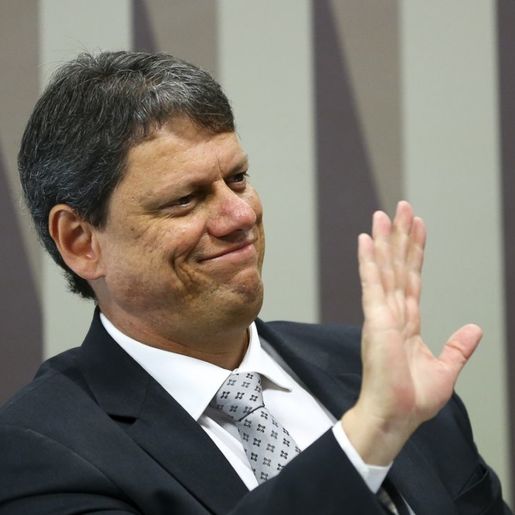 ‘Verdadeiros heróis’, diz ministro da Infraestrutura sobre caminhoneiros