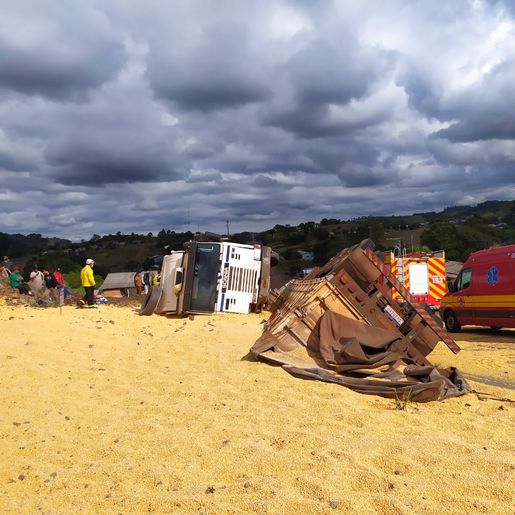 Capotamento de carreta deixa caminhoneiro ferido na SC-480