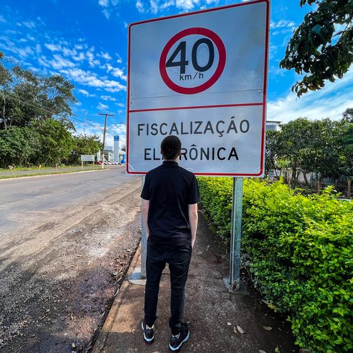 Placa instalada em calçada dificulta passagem de pedestres em SMO
