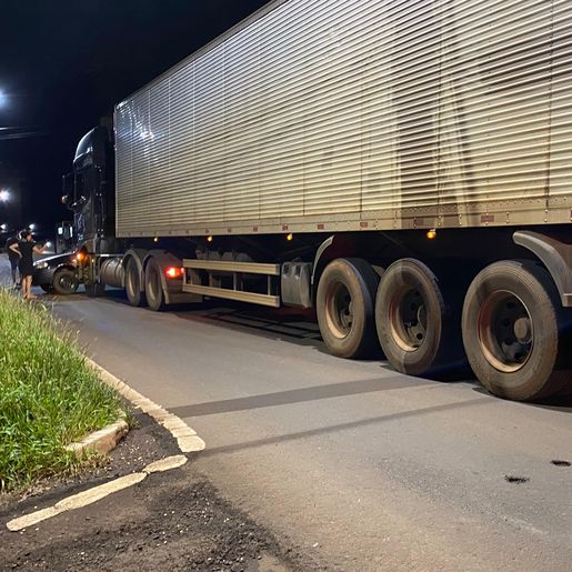 Carro é atingido e arrastado por caminhão na Willy Barth em São Miguel do Oeste