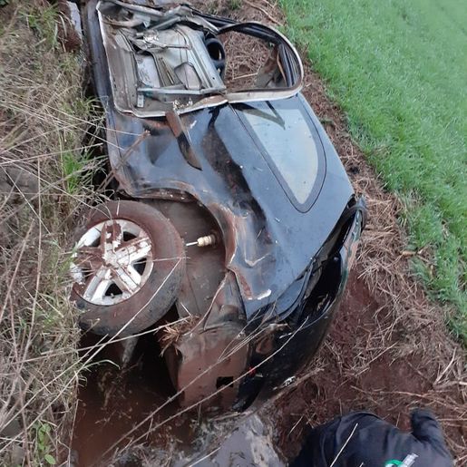 Jovem fica ferido em capotamento no interior de SJCedro