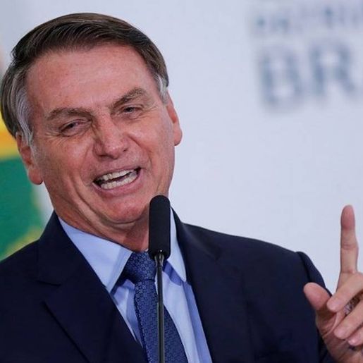 Bolsonaro assina MP que muda regras para contratar temporários no governo