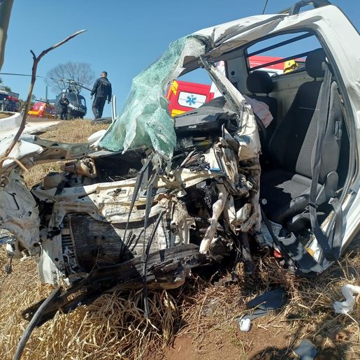 Colisão entre carro e dois caminhões deixa homem gravemente ferido na BR-282, em Xanxerê