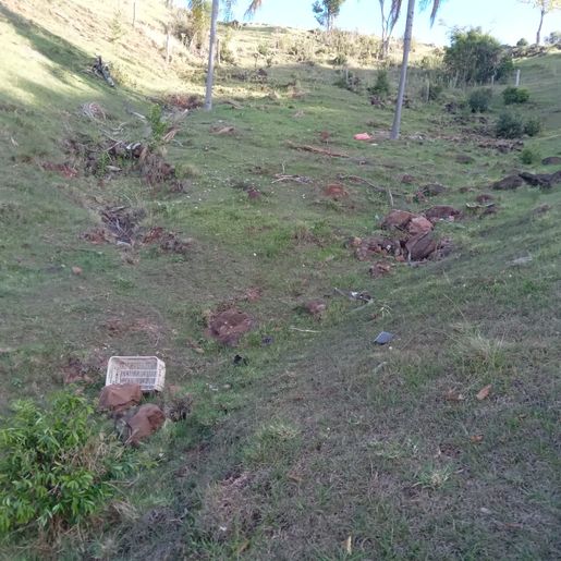 Homem fica ferido em saída de pista seguida de queda em ribanceira de 70 metros