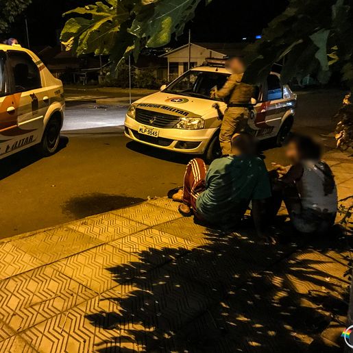 VÍDEO: PM prende suspeitos de furto em farmácia do município