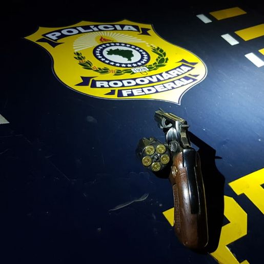 PRF prende motorista embriagado e com arma raspada na BR 282