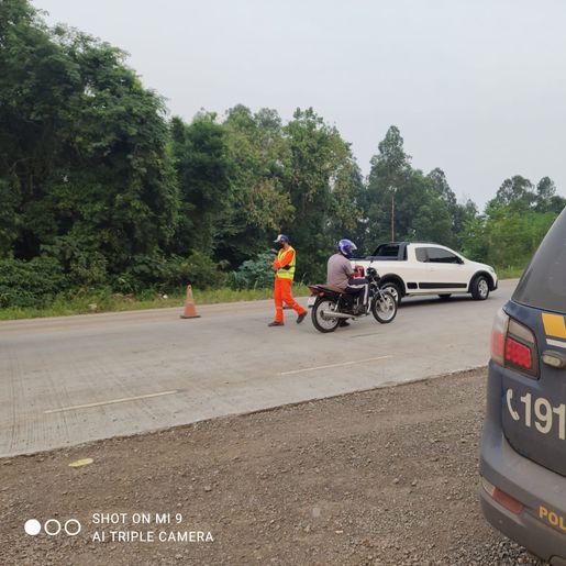 PRF realiza fiscalização nos pontos de "pare e siga" da BR-163