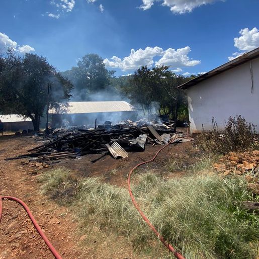 Incêndio destrói galpão e atinge casa no interior de Iraceminha