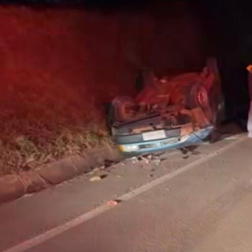 Colisão seguida de capotamento deixa jovem ferido na SC 492, em Maravilha