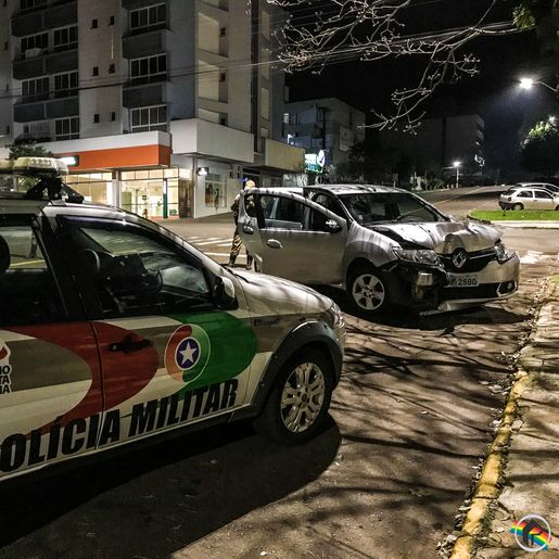 Condutor colide carro em poste em São Miguel do Oeste