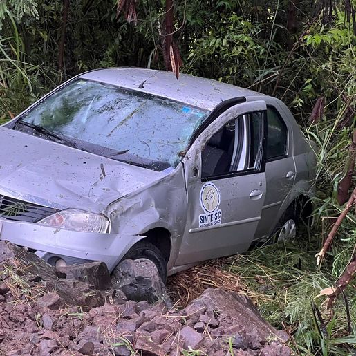 Veículo sai da pista e cai em ribanceira na BR-282 em São Miguel do Oeste