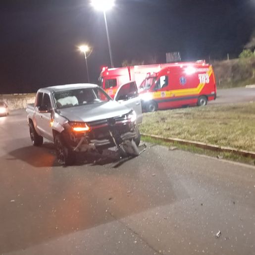 Quatro pessoas ficam feridas em colisão entre caminhonete e carro na BR-163