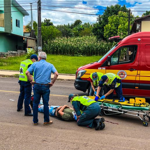 SMO: Colisão entre carro e moto deixa rapaz gravemente ferido; vídeo