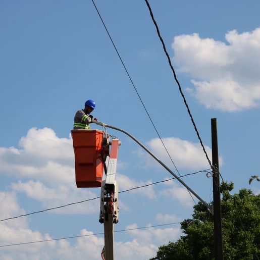 Empresa realiza novos reparos na iluminação pública, em Iporã do Oeste