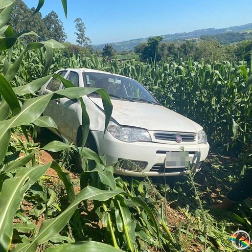 Idoso sofre acidente de trânsito e veículo desce ribanceira no interior de Itapiranga