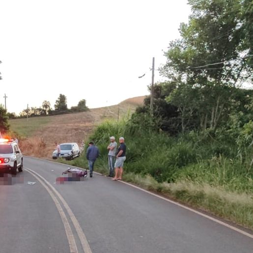 Mulher fica ferida em colisão entre carro e moto no interior de Palmitos