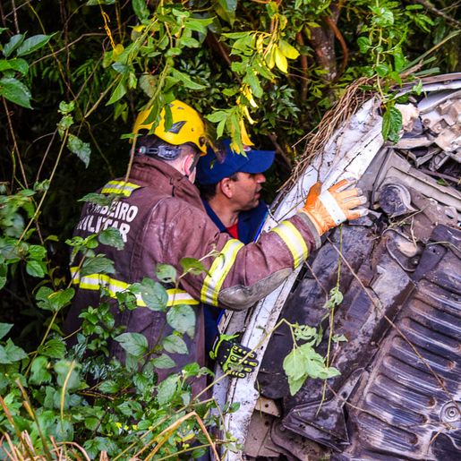 Motorista abandona veículo após sair da pista na cabeceira da Ponte do Rio das Antas