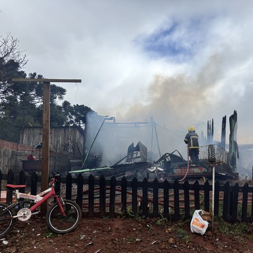 Incêndio destrói residência no Bairro Mello em Campo Erê