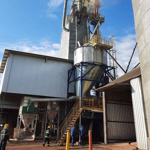 Vídeo: Incêndio atinge silo secador de grãos da Cooper A1 de Iporã do Oeste