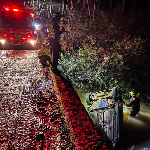 Carro é localizado abandonado dentro de rio no interior de São Miguel do Oeste