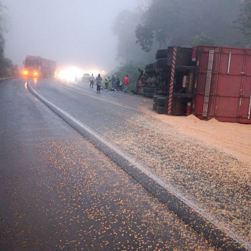 Motorista fica ferido em tombamento de caminhão na BR-282