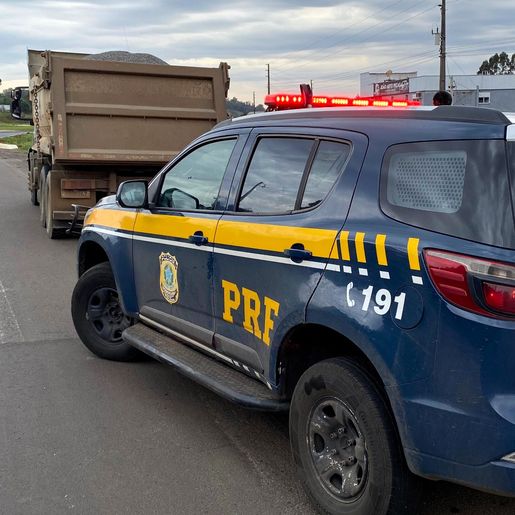 PRF flagra caminhões com excesso de peso na BR-282
