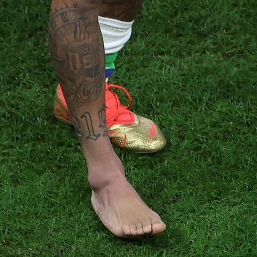 Neymar compartilha foto de tornozelo inchado após lesão