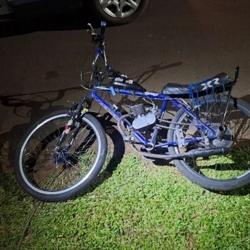 Adolescente sem habilitação é flagrado empinando moto artesanal em Dionísio Cerqueira