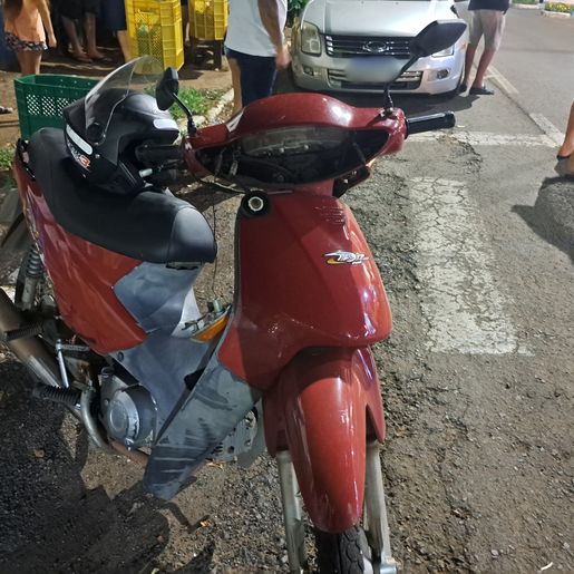 Colisão entre carro e moto deixa jovem ferida no centro de Itapiranga