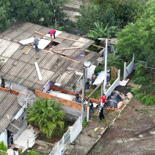 Defesa Civil de SMO inicia distribuição de telhas e kits para famílias afetadas por temporal