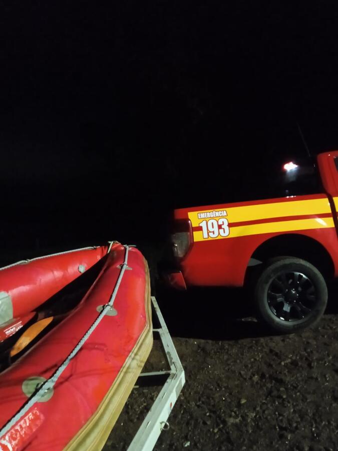 Bombeiros resgatam duas pessoas ilhadas no Rio Uruguai em São Carlos