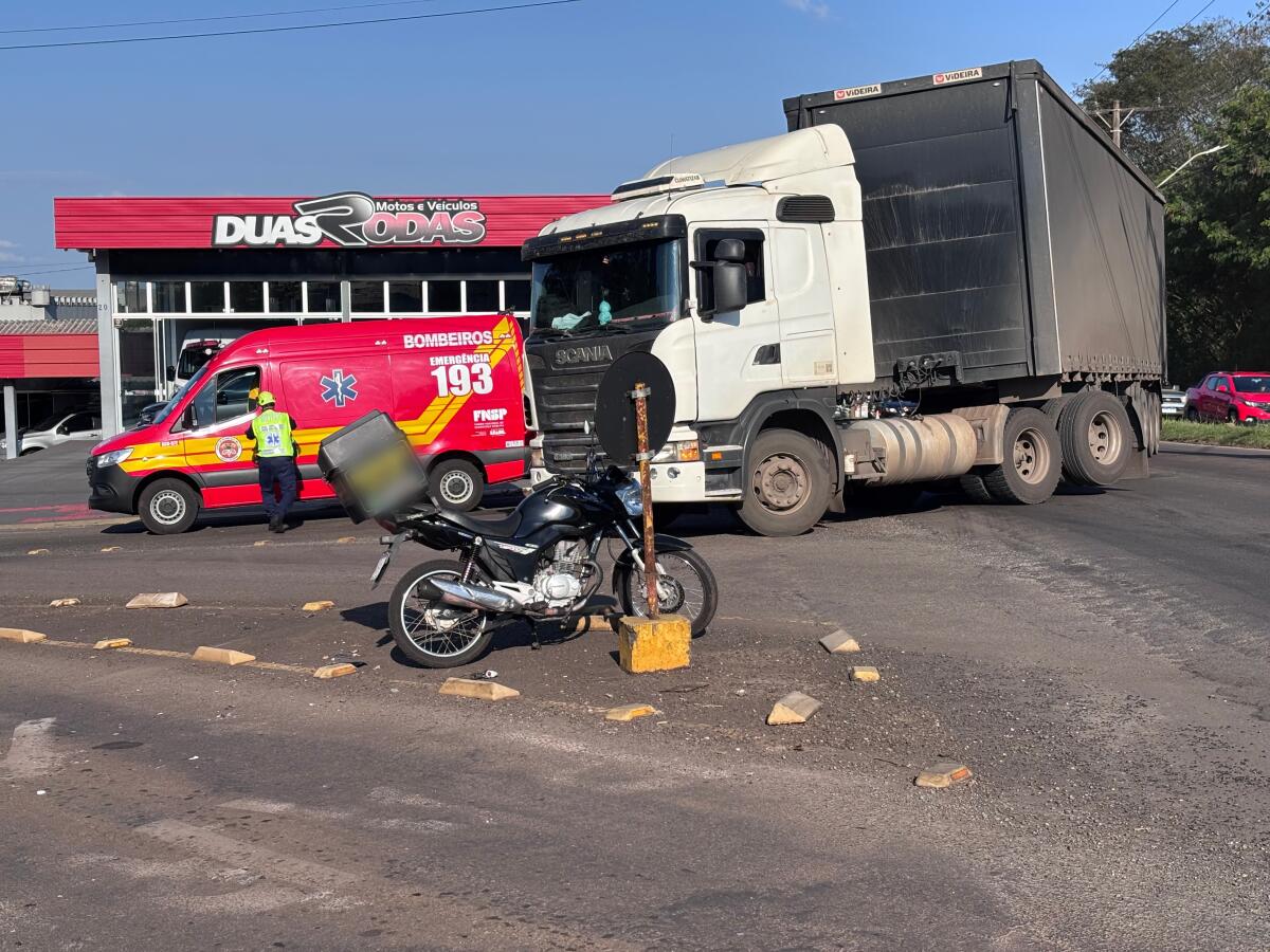 Acidente entre carreta e moto deixa motociclista ferido na Avenida Willy Barth
