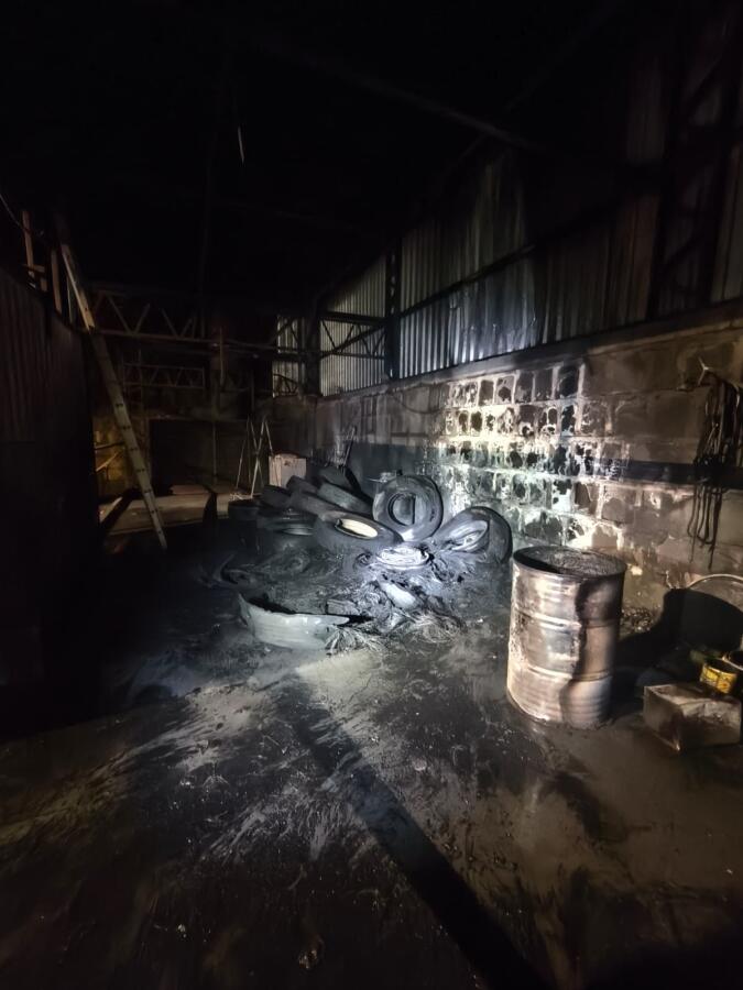 Bombeiros controlam incêndio em oficina na BR-158 em Cunha Porã