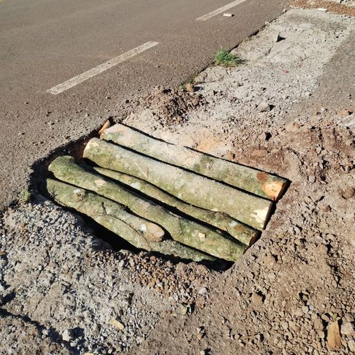 Família realiza reparos em acesso de propriedade na SC-492 em Barra Bonita