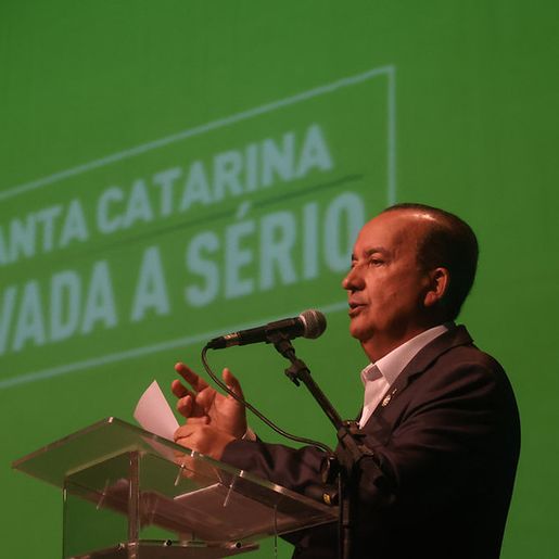 SC anuncia um policial armado em cada escola estadual em até 60 dias