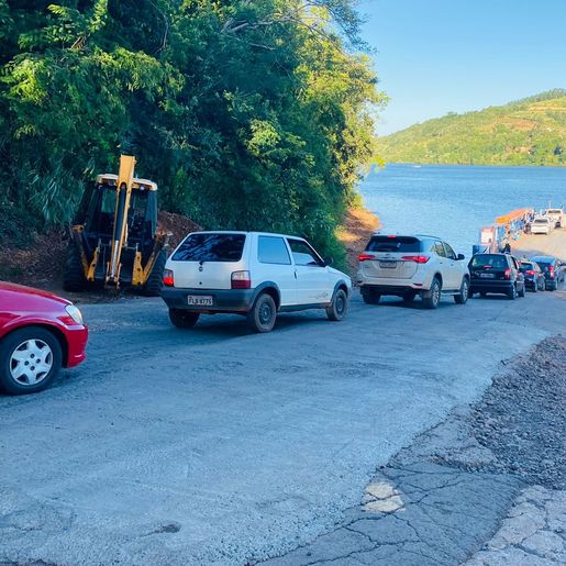 Baixo nível de água do Rio Uruguai não altera travessia da barca