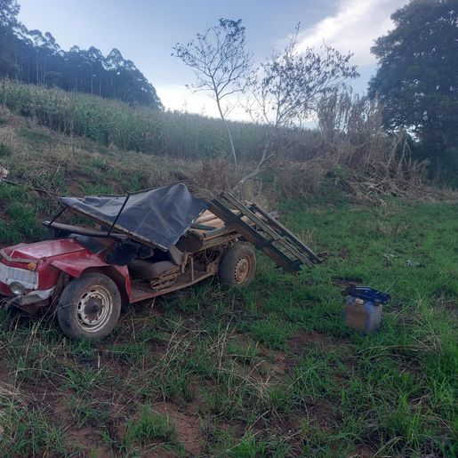 Homem sofre ferimentos graves em capotamento de carreta agrícola