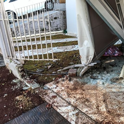 VÍDEO: Condutor colide carro em garagem e foge do local em SMO