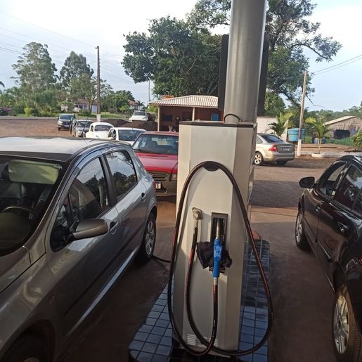 Após anúncio da Petrobras, motoristas formam filas em postos