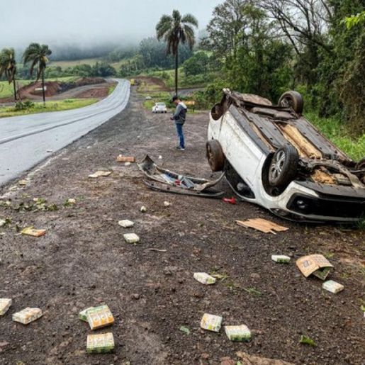 Em aquaplanagem, condutor perde controle e capota veículo na BR-282