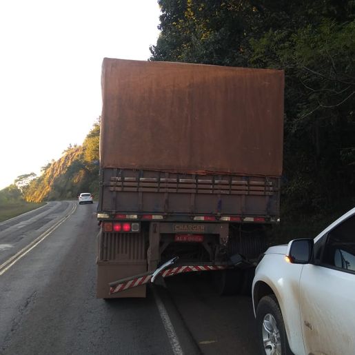 Colisão traseira deixa motorista ferido na BR-163