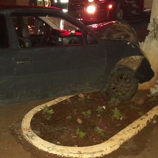 Carro colide em poste e deixa feridos no centro de Itapiranga