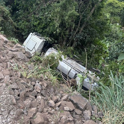 Caminhão de SMO sai da pista e cai em ribanceira na BR 163, em Guaraciaba