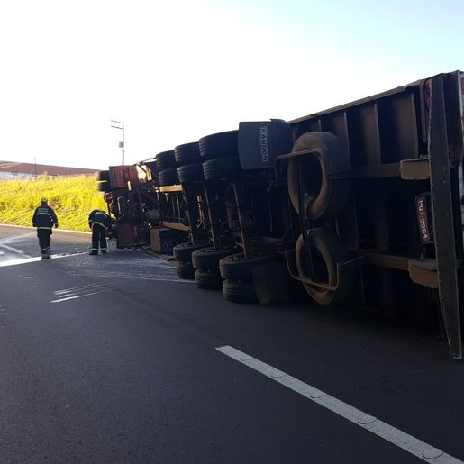 Caminhoneiro sofre escoriações em tombamento na BR-282