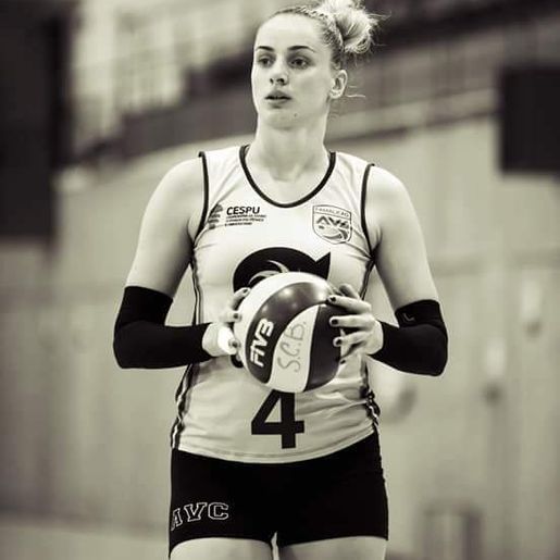 Jogadora que atua em Portugal fala de sua passagem no voleibol