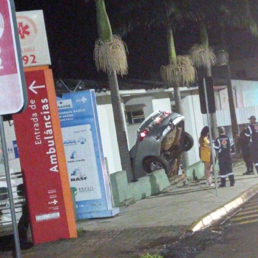 Carro invade Secretaria de Saúde em São Lourenço do Oeste