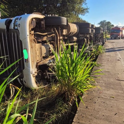 Motorista fica encarcerado após tombamento de carreta na BR-163