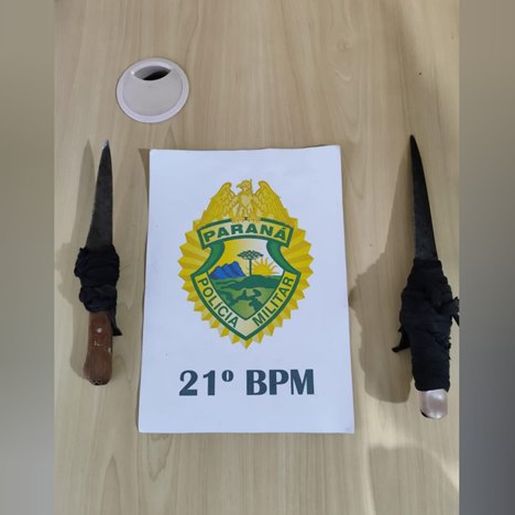 Homem armado com facas ameaça mulher e crianças em residência e alunos em Colégio